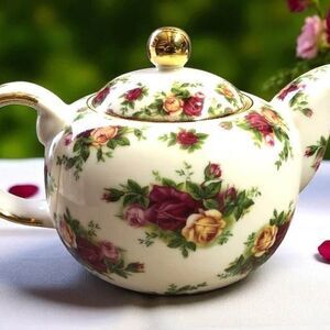 Royal  Doulton Albert Old Country Roses Large Teapot 1998